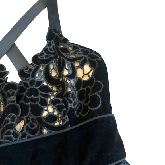 Saylor Black Velvet Cutout Dress Deep V-Neck Cocktail Date Flattering Size Small - Picture 3 of 12